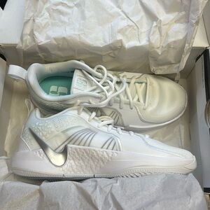 Basketball shoes, SABRINA IONESCU by Nike. Size 6y, BRAND NEW!